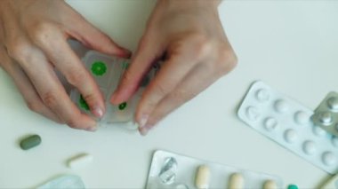 Hapları onun elinde, Tablet el parmak kadın,