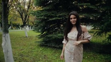 Şehirde ateş steadicam yürüyen mutlu güzel kadın