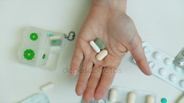 Mujer digitación píldoras en la mano, Tableta en la mano , — Vídeos de Stock