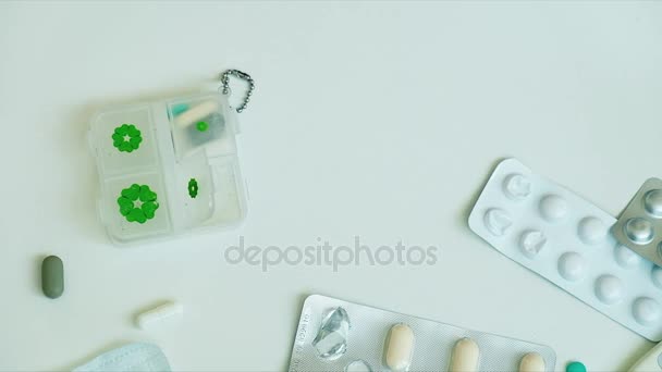 Mujer digitación píldoras en la mano, Tableta en la mano , — Vídeos de Stock