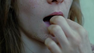 Kadın suyla birlikte hap alıyor.