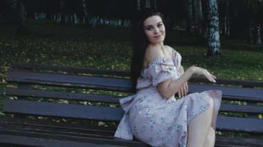 Şehirde ateş steadicam yürüyen mutlu güzel kadın
