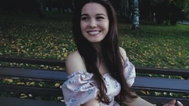 Şehirde ateş steadicam yürüyen mutlu güzel kadın