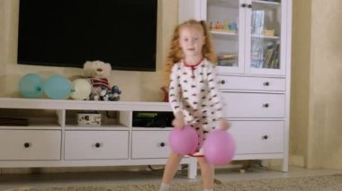 Balonlar ile dans küçük güzel kız