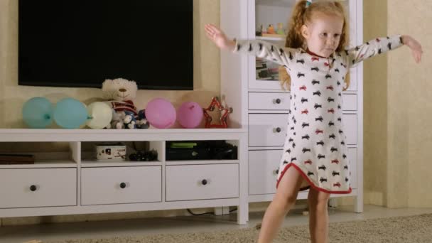 Niña hermosa bailando con globos — Vídeo de stock