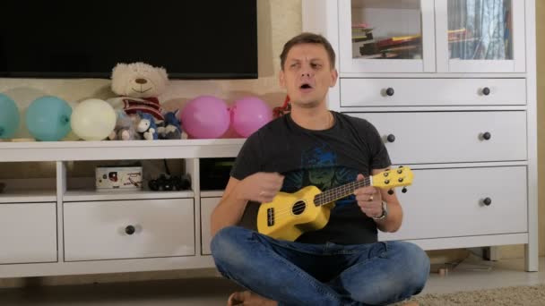 Hrát na ukulele selektivní rozostřený — Stock video