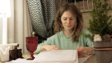 Gülümseyen ve kameraya bakarak çay içme ve kafede, rahatlatıcı mutlu kız.