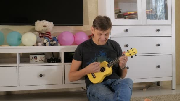 Jugar ukelele enfoque suave selectivo — Vídeo de stock