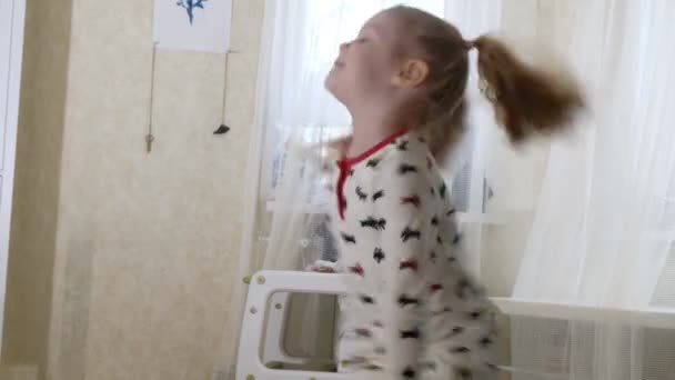 Balonlar ile dans küçük güzel kız — Stok video