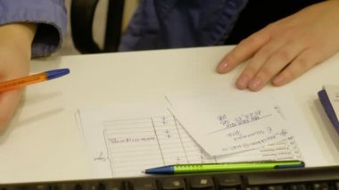 Bir sınıfta bir oyun formu İngilizce öğrenme