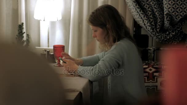 Happy girl boire du thé et se détendre dans le café, souriant et regardant la caméra . — Video