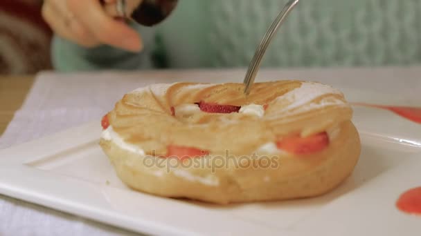 Mujer feliz comiendo dulce postre sabroso — Vídeo de stock