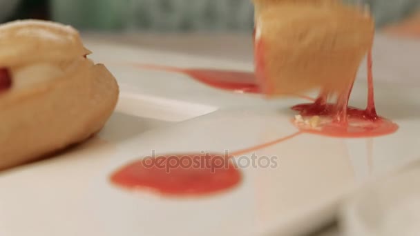 Mulher feliz comendo sobremesa saborosa doce — Vídeo de Stock