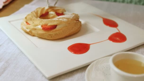 Mujer feliz comiendo dulce postre sabroso — Vídeos de Stock