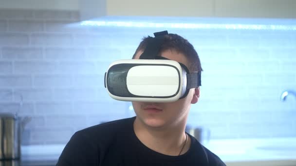 Muž na sobě Vr Headset v kuchyni. Pomocí gesta rukama. — Stock video