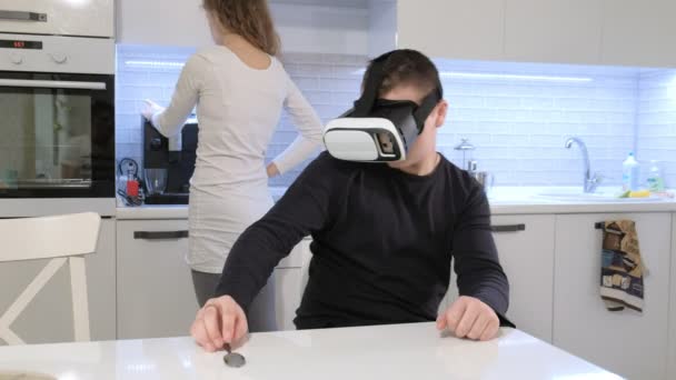 Mannen bär Vr Headset på kök. Använda gester med händerna. — Stockvideo