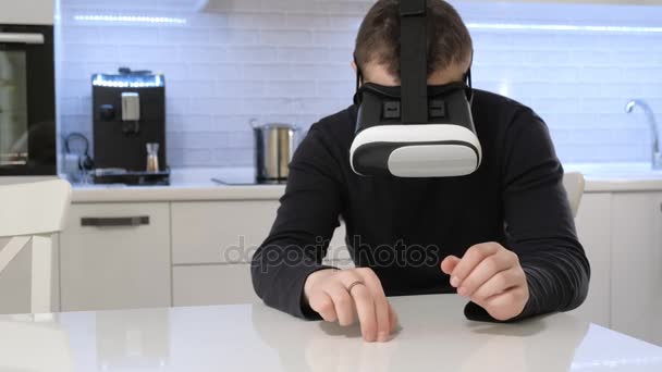Uomo che indossa VR Headset in cucina. Usare i gesti con le mani . — Video Stock
