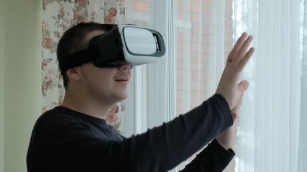 Homme portant un casque VR à la cuisine. Utiliser les gestes à mains nues . — Video