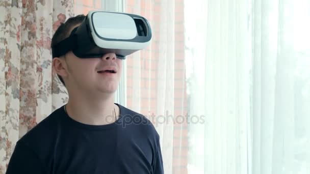 Mannen bär Vr Headset på kök. Använda gester med händerna. — Stockvideo