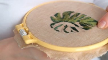 Kız kumaş çiçek yaprak resmini nakışlı. Eve el sanatları