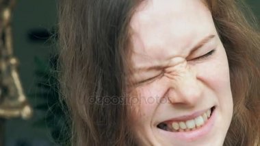 saçları güçlü fırçalar komik genç kadın