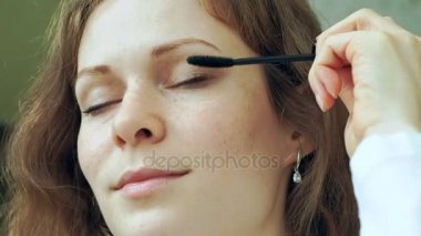 Genç kadın kirpik üzerinde rimel uygulamak makro görüntüleri gözlerime