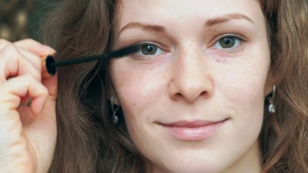 Μάτι στο μήκος σε πόδηα μακροεντολή νεαρής γυναίκας, απλώστε τη μάσκαρα στις βλεφαρίδες — Αρχείο Βίντεο