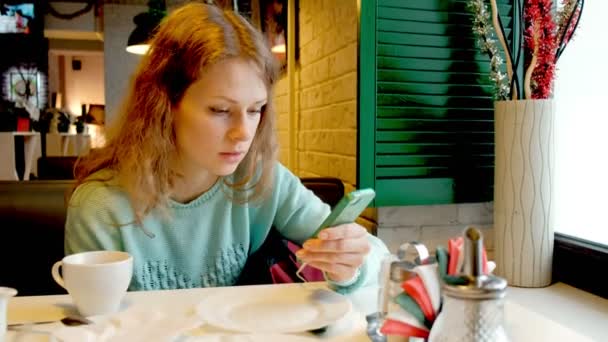 Γυναίκα χρήση smartphone Πάρτε μια φωτογραφία του φαγητού στο εστιατόριο, κοντινό πλάνο — Αρχείο Βίντεο