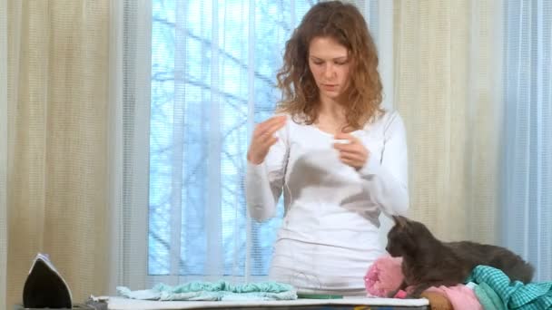 Attractive and beautiful woman ironing clothes at home — Stock Footage Attractive and beautiful woman ironing clothes at home Video Clip