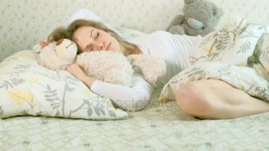 Yumuşak oyuncak atma eğlenceli uyanış kadın