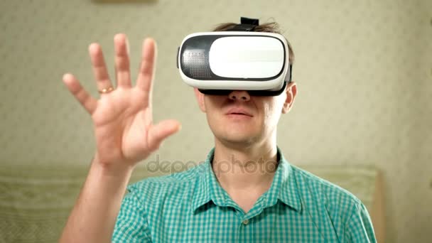 Mann trägt vr Headset zu Hause. Gesten mit den Händen. — Stockvideo