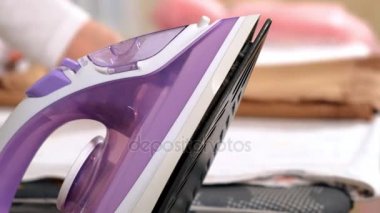 Çekici ve güzel bir kadın giyim evde Ütü. Yakın çekim