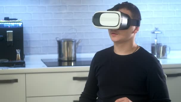 Uomo che indossa VR Headset in cucina. Usare i gesti con le mani . — Video Stock