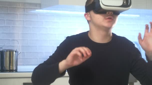 Homme portant un casque VR à la cuisine. Utiliser les gestes à mains nues . — Video