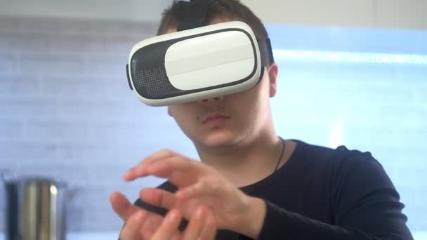 Adam Vr kulaklık giyen mutfak at. Hareketleri el ile kullanarak. — Stok video