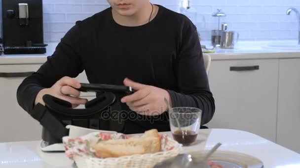 Homem vestindo fone de ouvido VR na cozinha. Usando gestos com as mãos . — Vídeo de Stock