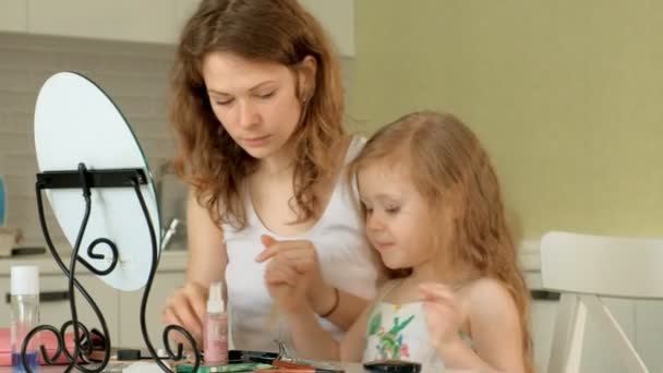 Klein meisje haar moeder Maak je klaar in het huis en het spelen met haar make-up te kijken. — Stockvideo