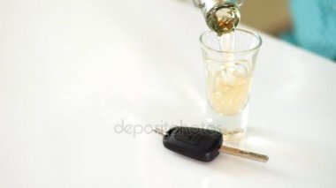 Bir adam alkol içecekler ve götürmek istiyor