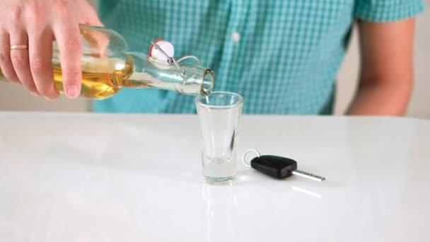 En man dricker alkohol och vill driva — Stockvideo