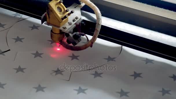 Pracy maszyny laserowe cięcie tkanin — Wideo stockowe
