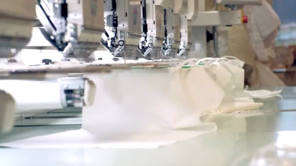 Tekstil - profesyonel ve endüstriyel brode makinesi. Makine nakışı sayede bir dikiş makinesi veya nakış makinesi üzerinde Tekstil desen oluşturmak için kullanılan bir nakış süreçtir. — Stok video