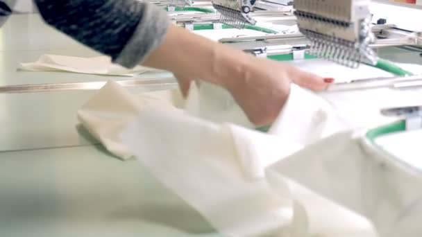 Textil - Máquina de bordado profesional e industrial. El bordado a máquina es un proceso de bordado mediante el cual se utiliza una máquina de coser o una máquina de bordar para crear patrones en los textiles. . — Vídeo de stock