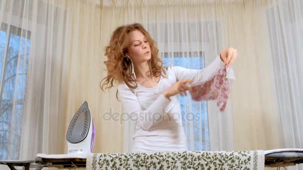 Funny and beautiful woman ironing clothes and dancing at home — Stock Footage Funny and beautiful woman ironing clothes and dancing at home Stock Video