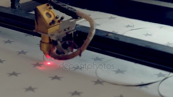 Робоча машина для лазерного різання тканин — стокове відео