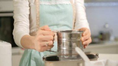 Bir kadın mutfakta ekmek ekmek Maker hazırlar