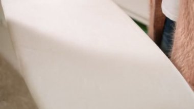 yaşlı kadın evde elbise Ütü