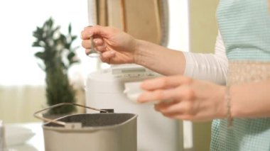 Bir kadın mutfakta ekmek ekmek Maker hazırlar