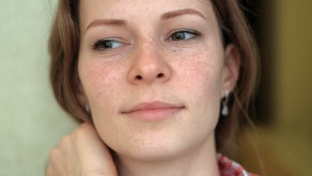 Een man gefluister in het oor van een vrouw, emoties op haar gezicht — Stockvideo