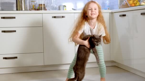 Joven hermosa chica es bailando en cocina con su adorable gato — Vídeos de Stock