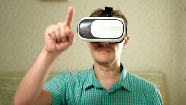 Hombre con auriculares VR en casa. Usando gestos con las manos . — Vídeos de Stock